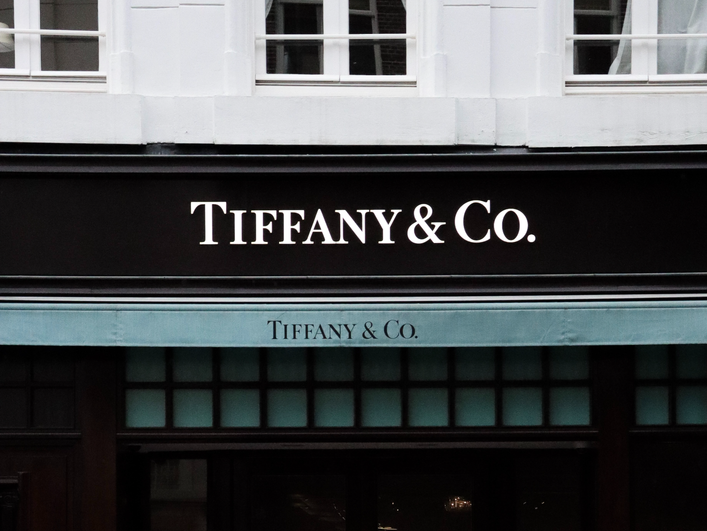 Tiffany co компания. NFT Tiffany. Магазин Тиффани сгорел. Tiffany ювелирные украшения отказывается от русских алмазов.